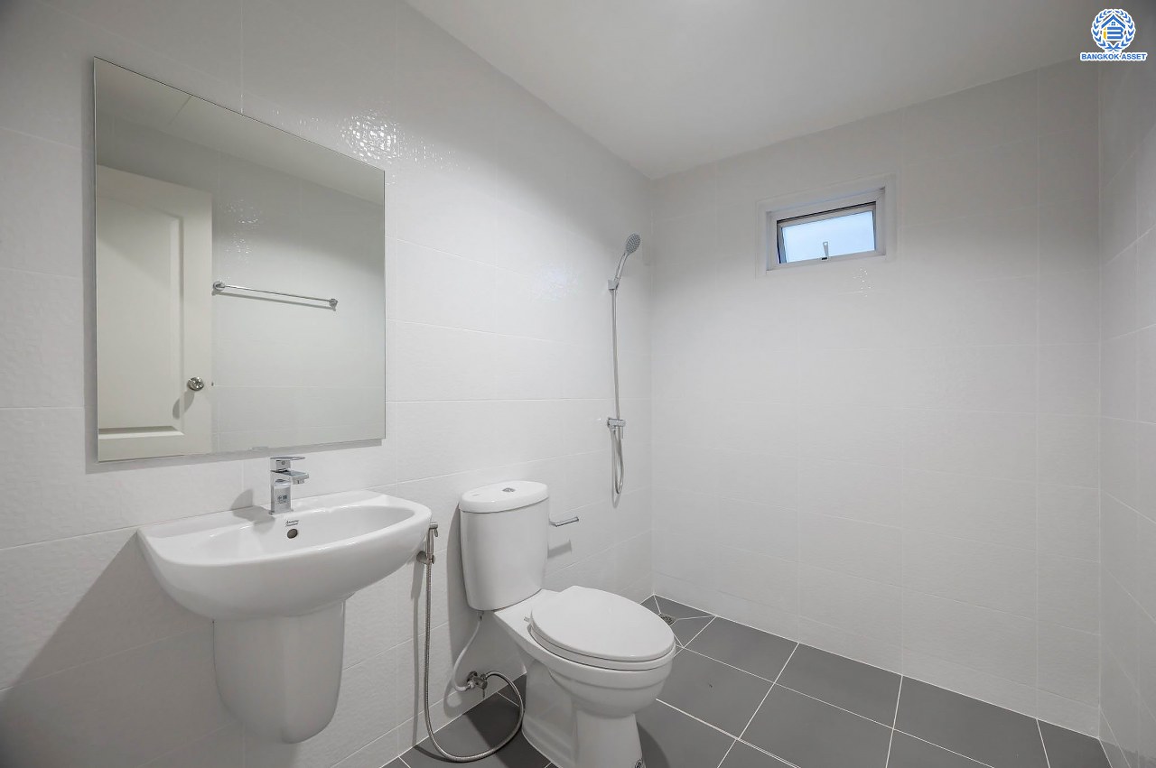 บ้านมือสองตกแต่งใหม่ โครงการ บุษราคัมรีเจนท์ ปิ่นเกล้า-บรมราชชนนี เนื้อที่ 54.20 ตร.ว. ฟังก์ชัน 3 ห้องนอน 3 ห้องน้ำ จอดรถได้ 2 คัน สภาพแวดล้อมดี เดินทางเข้าสู่เมืองได้สะดวกเชื่อมต่อ ถนนพุทธมณฑล สาย 2, ถนนบรมราชชนนี, ถนนกาญจนาภิเษก, ถนนศาลาธรรมสพน์ ใกล้เซ็นทรัลปิ่นเกล้า และ จุดขึ้นทางด่วน "ศรีรัช"...